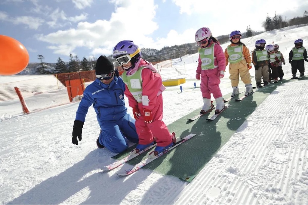 Kids learning to ski on carpet