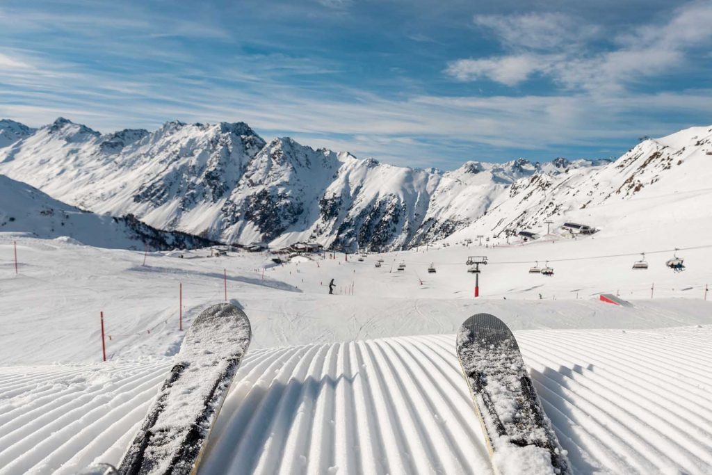 OnTheSnow ski test: All-piste skis 2025-26