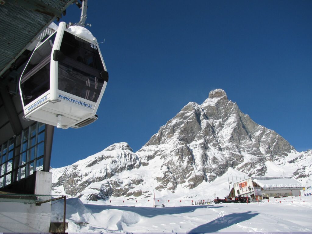Skiing in Cervinia: Wide runs with views of the Matterhorn