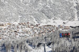 Family skiing in Montgenevre