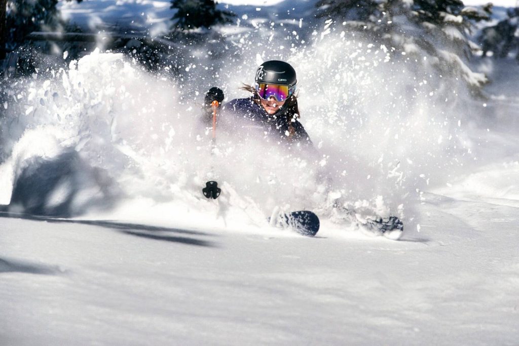 Sicher beim Skifahren: Wo besteht Helmpflicht?
