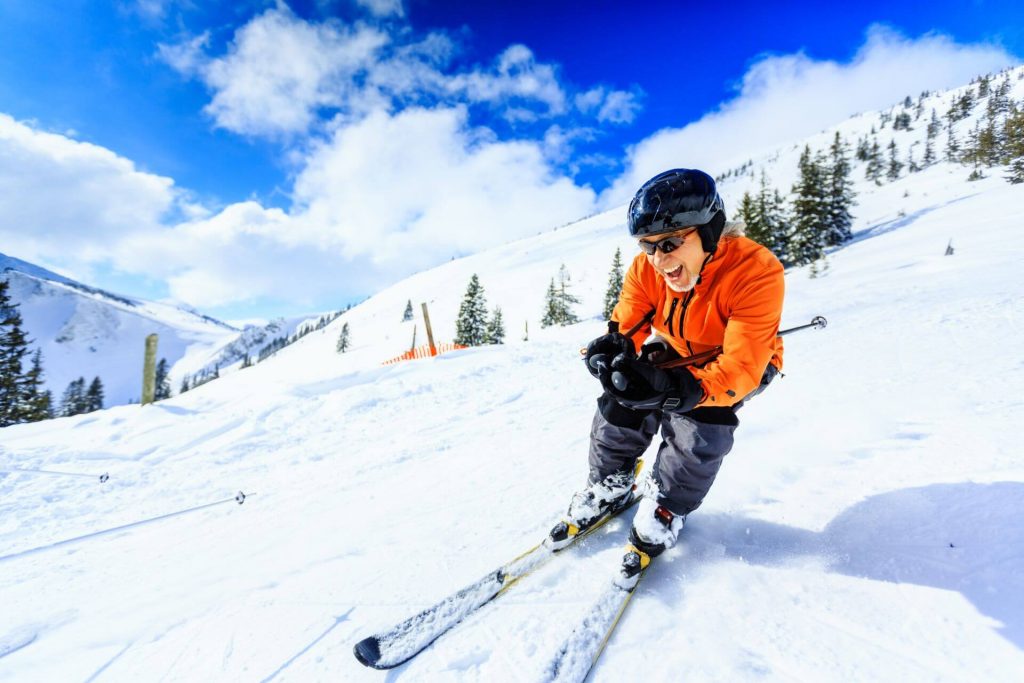 Skifahren im Alter: Tipps und Tricks für Senioren und Best Ager