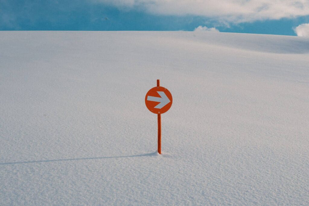 Was bedeuten die Farben am Rande der Skipisten?
