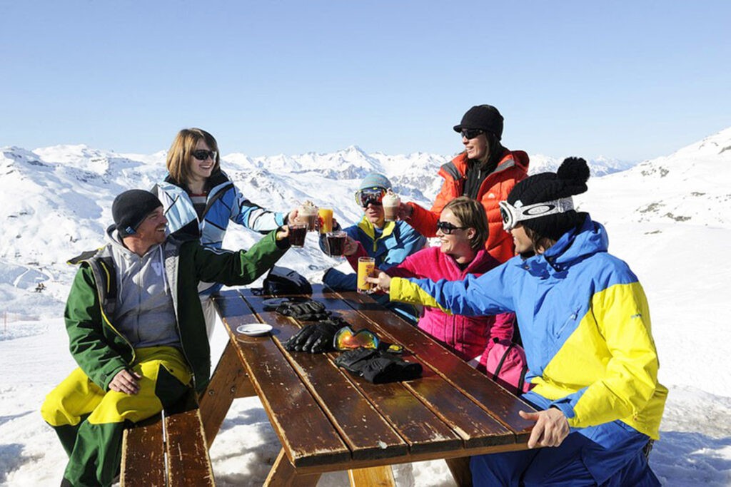 Skier hors vacances scolaires : avantages et inconvénients