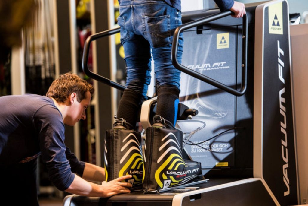 Les chaussures de ski sur mesure – les techniques de bootfitting