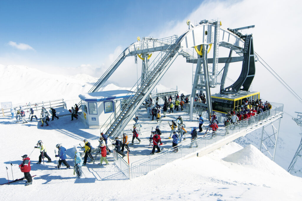 Les 12 meilleures stations où skier en mai autour du monde