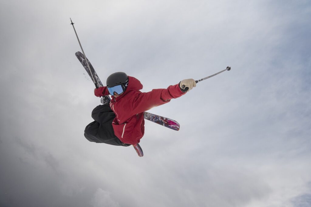 Envoyez une publication via l’app mobile Skiinfo et gagnez un combo casque & masque Oakley