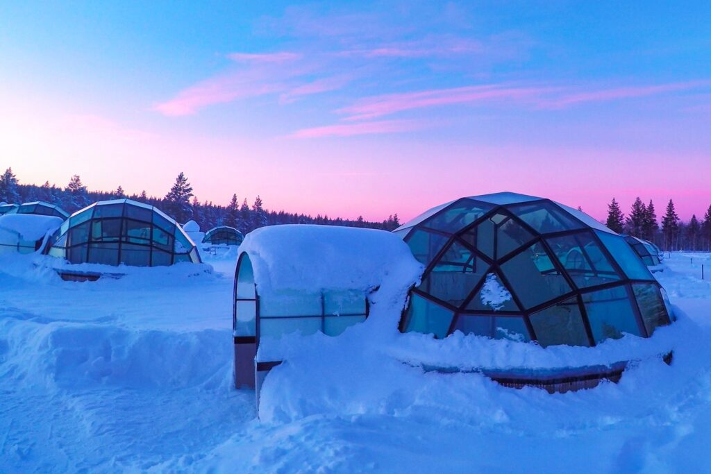 Śnieżne apartamenty: igloo, hi-tech namiot albo lodowy hotel