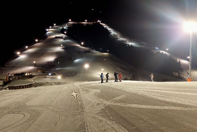 Nocne jazdy w Skiwelt