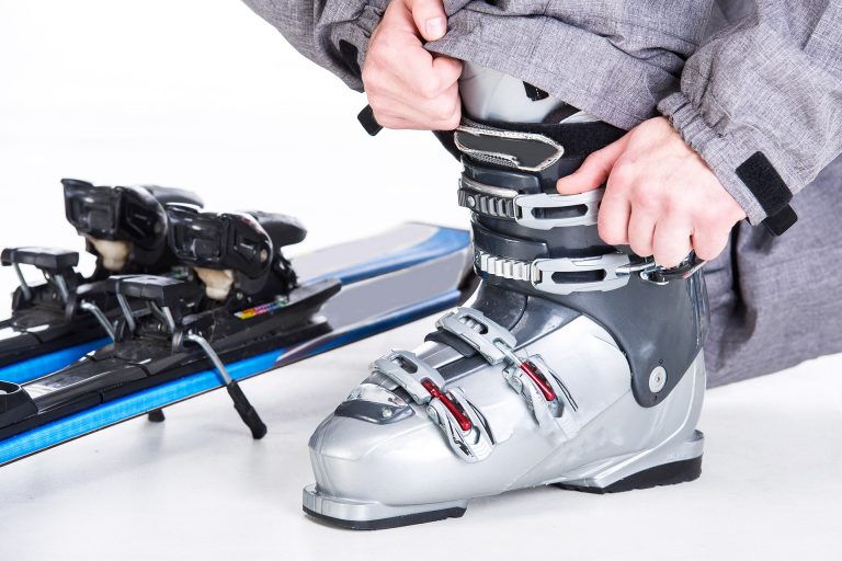Jak zakładać buty narciarskie